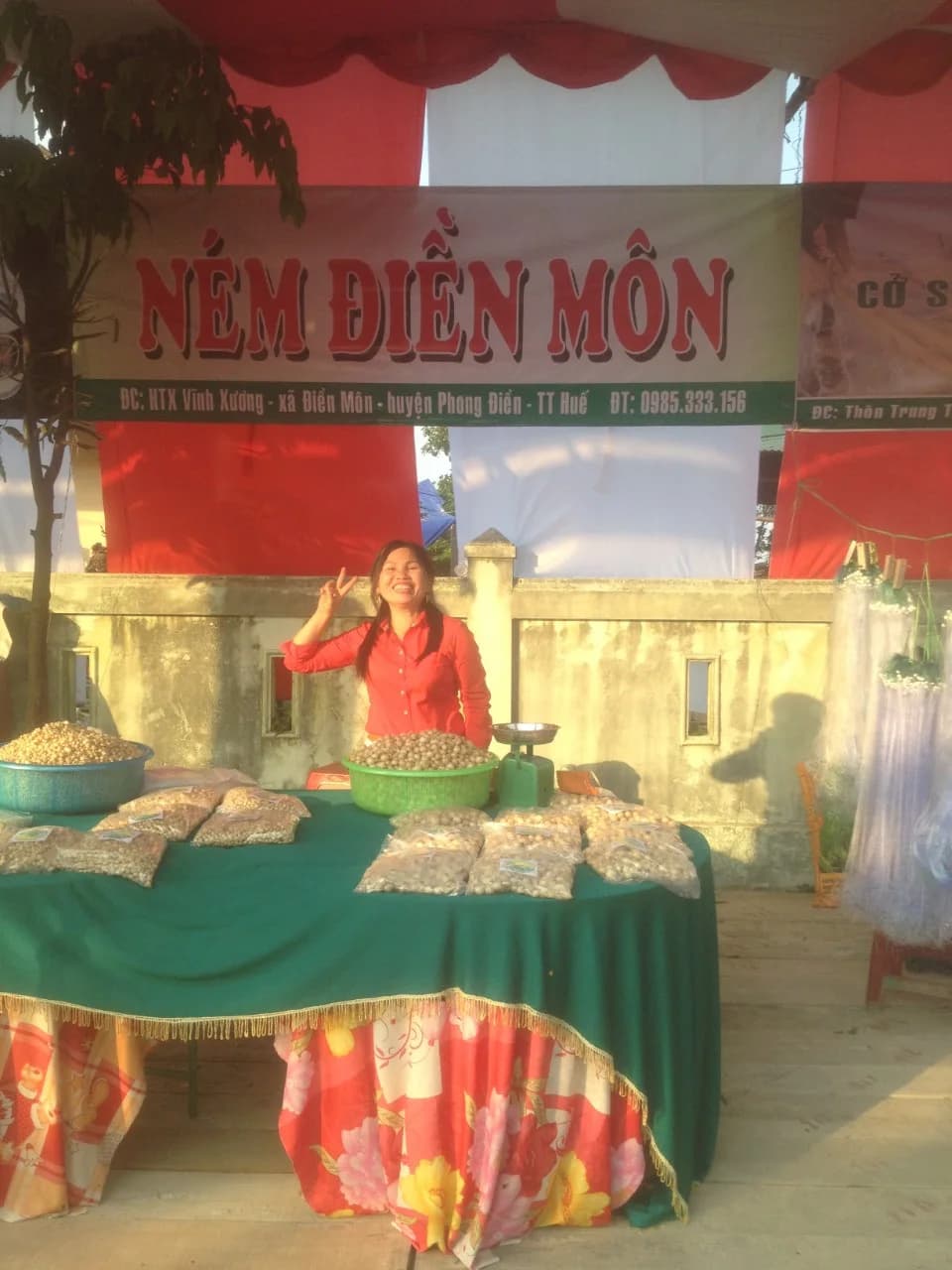 Bàn giới thiệu sản phẩm tại gian hàng Ném Điền Môn
