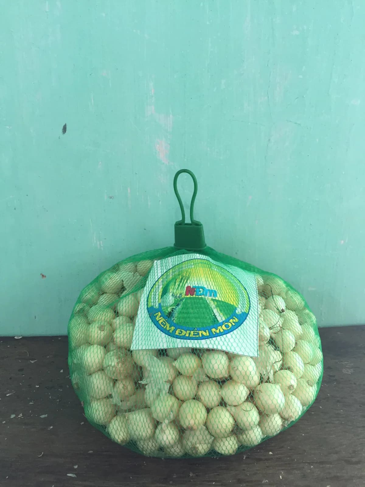 Túi củ ném với nhãn Ném Điền Môn trong kho ảnh cung cấp
